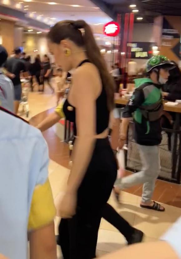 Hồ Ngọc Hà qua ống kính chụp vội của 'team qua đường', sắc vóc thật gây ngỡ ngàng  - Ảnh 5