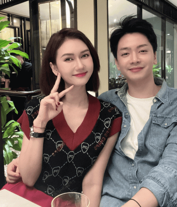 Hương Giang bất ngờ khoe hình ảnh cực tình bên trai lạ. Ảnh: Facebook Hương Giang bất ngờ khoe hình ảnh cực tình bên trai lạ. Ảnh: Facebook