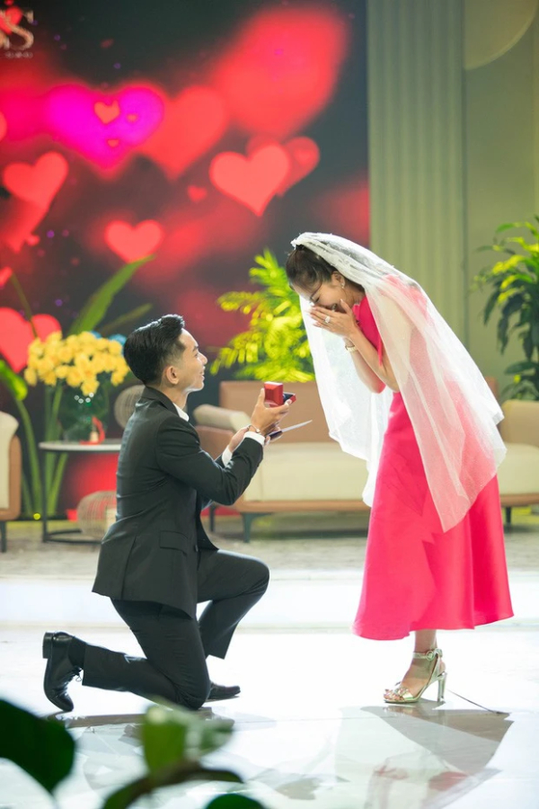 Phan Hiển mới đây đã có màn cầu hôn với Khánh Thi trước sự chứng kiến của nhiều bạn bè. Ảnh: Facebook Phan Hiển mới đây đã có màn cầu hôn với Khánh Thi trước sự chứng kiến của nhiều bạn bè. Ảnh: Facebook