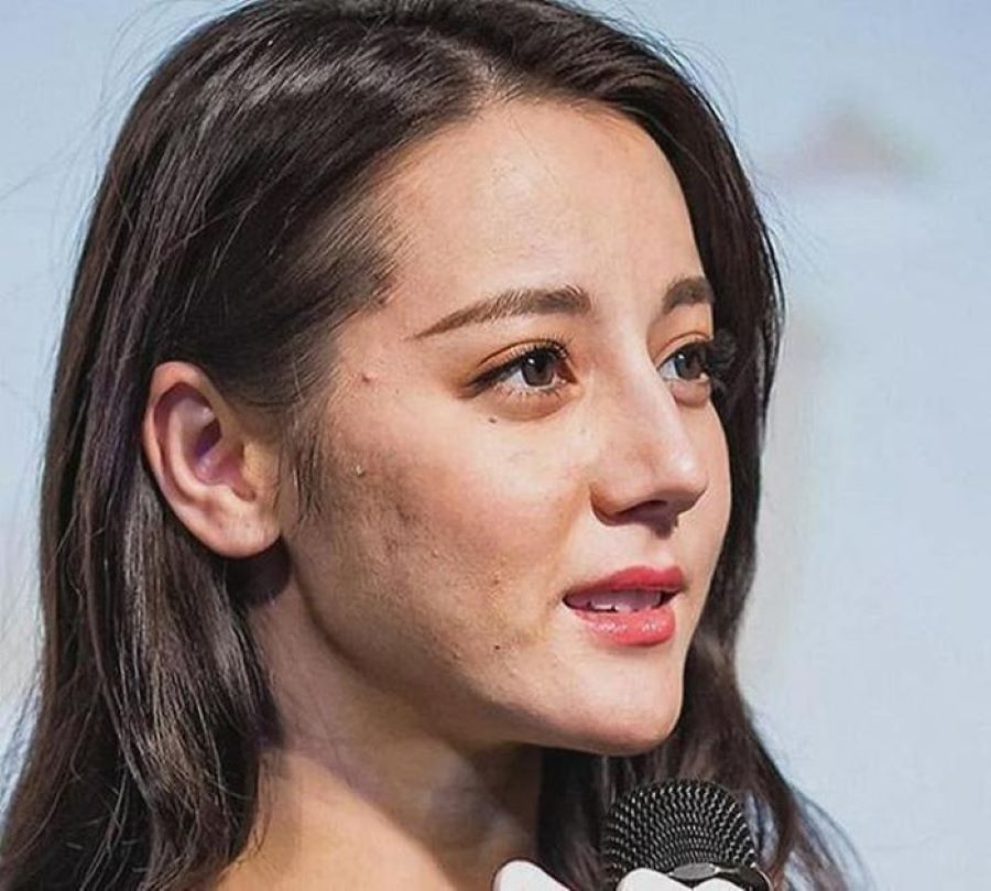 Nhan sắc thật của Địch Lệ Nhiệt Ba nhiều lần gây tranh cãi. Ảnh: Internet