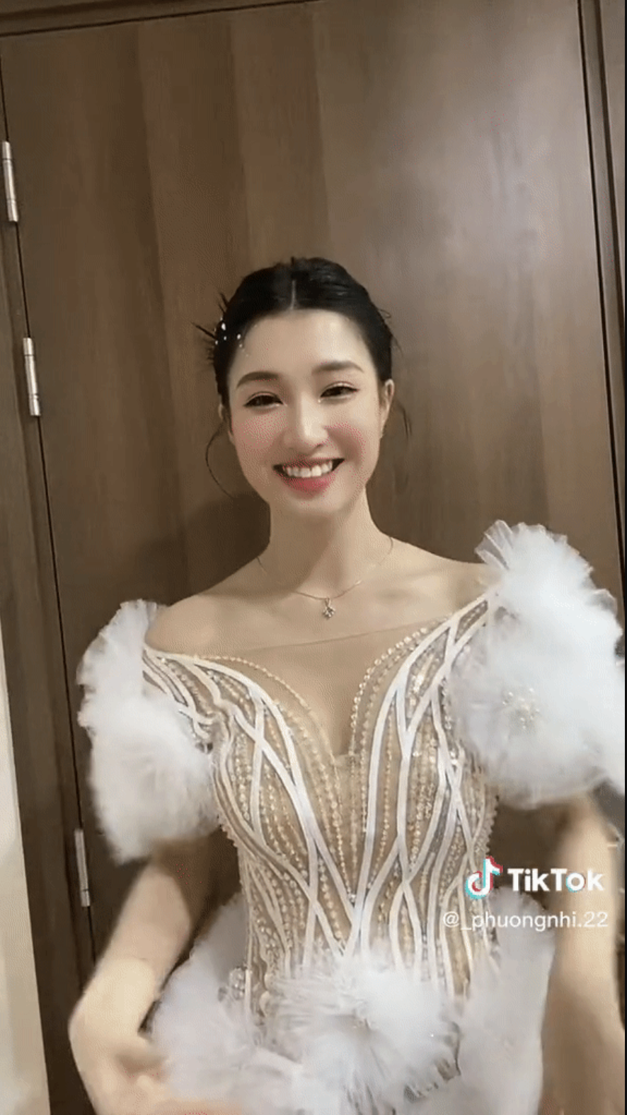 Nàng á hậu vô cùng nhí nhảnh khi thực hiện vũ điệu mới của mình. Ảnh chụp màn hình