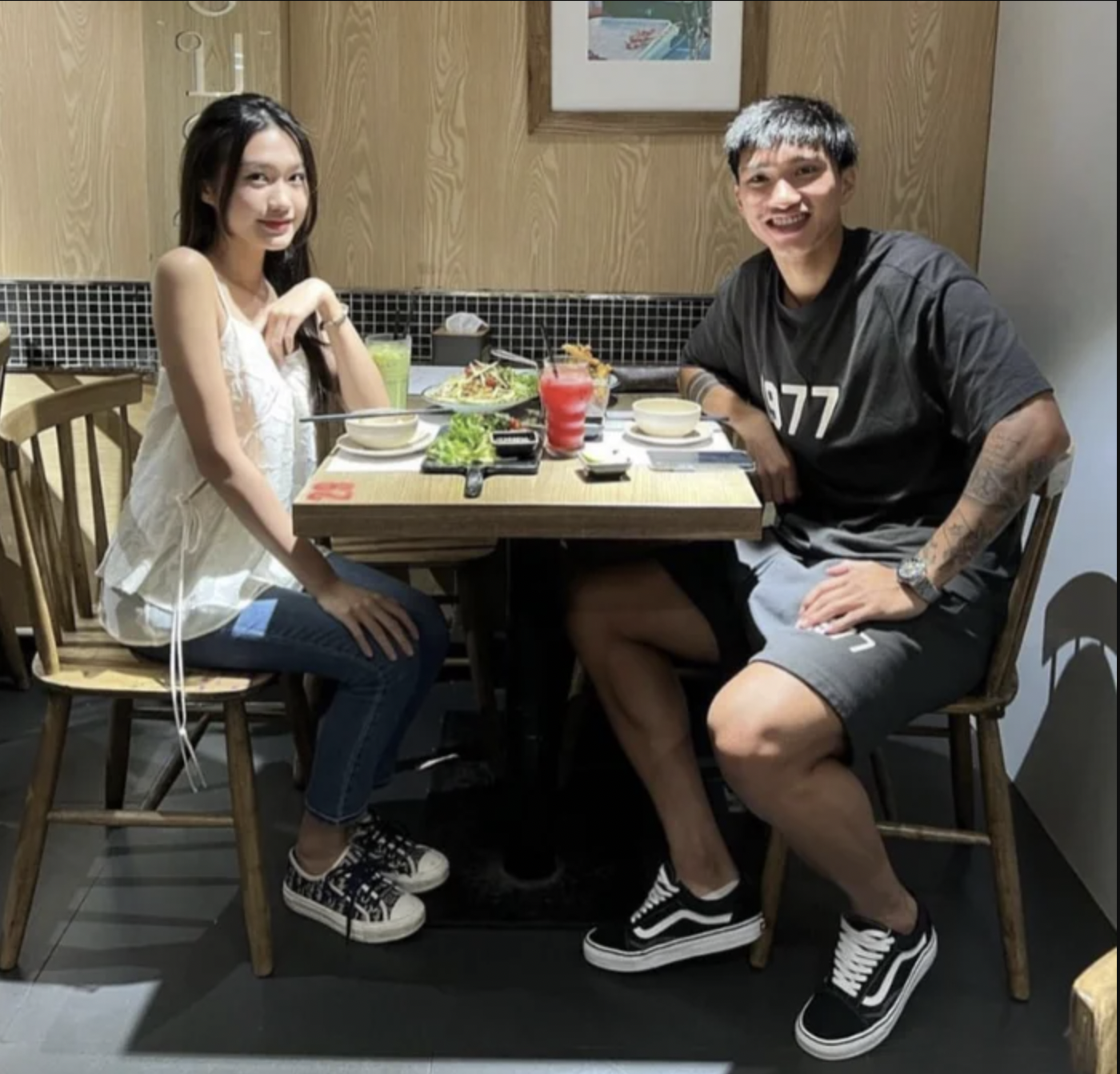 Đoàn Văn Hậu và Doãn Hải My lộ loạt ảnh cực tình tứ khi cùng nhau đi ăn dịp cuối tuần. Ảnh: Facebook