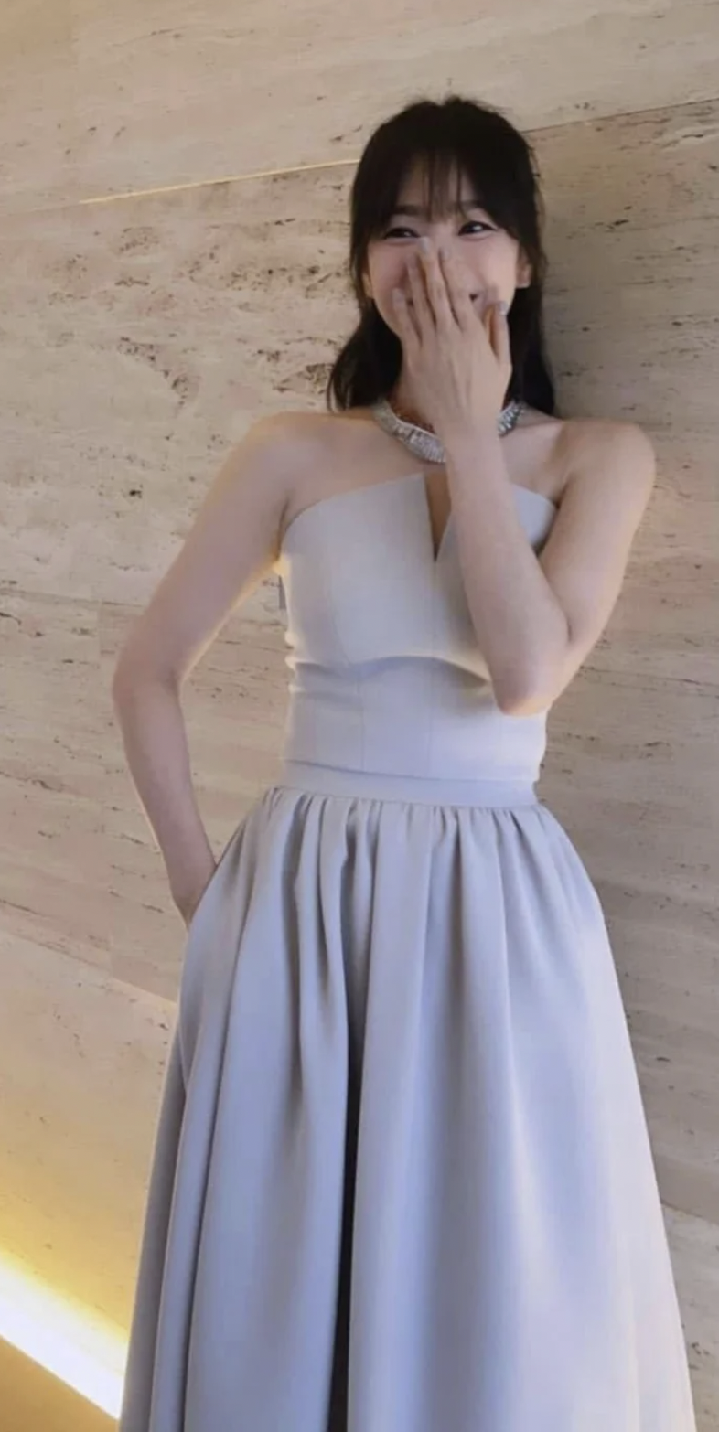 Song Hye Kyo khoe thân hình thon gọn và làn da trắng sứ. Ảnh: Instagram