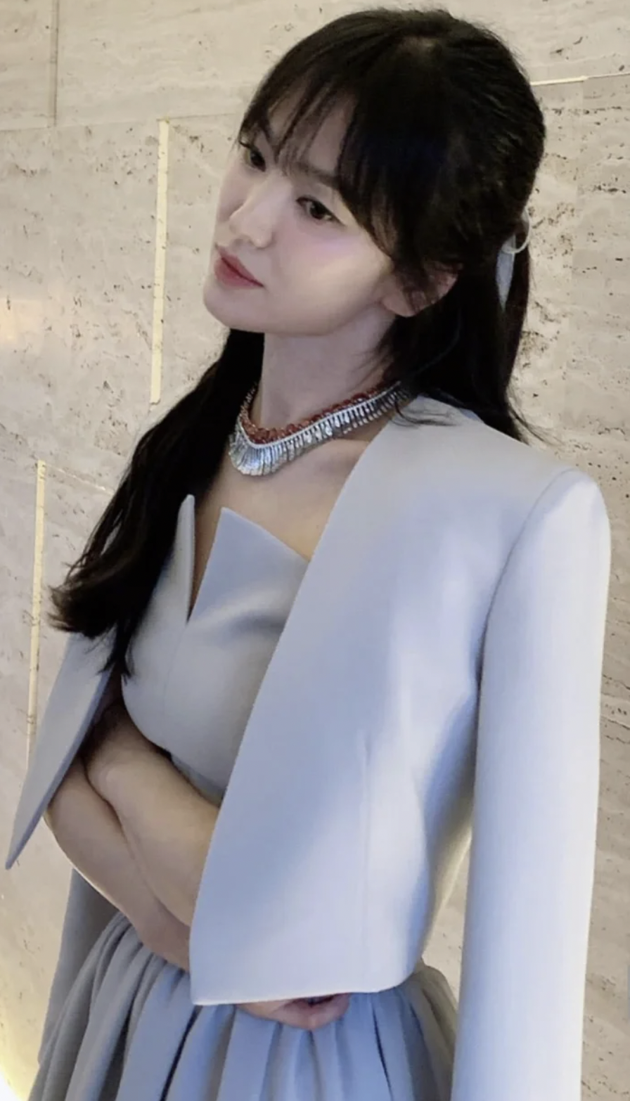 Song Hye Kyo diện vòng cổ triệu đô nhưng nhan sắc thách thức cam thường mới gây chú ý - Ảnh 2