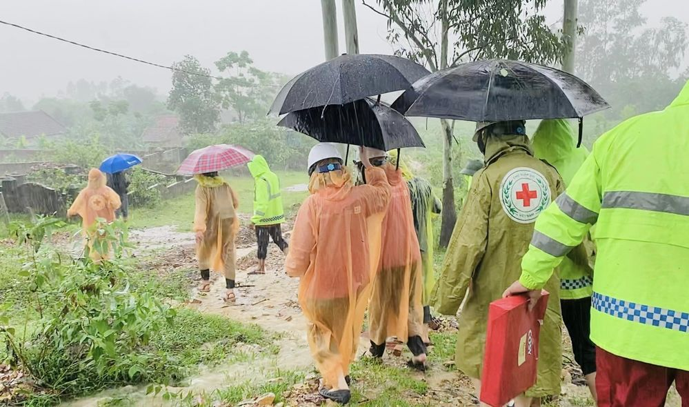 CĐM 'quay xe 360 độ' sau khi thấy hình ảnh Thủy Tiên lội nước đội mưa đi hỗ trợ miền Trung - Ảnh 4 CĐM 'quay xe 360 độ' sau khi thấy hình ảnh Thủy Tiên lội nước đội mưa đi hỗ trợ miền Trung - Ảnh 4