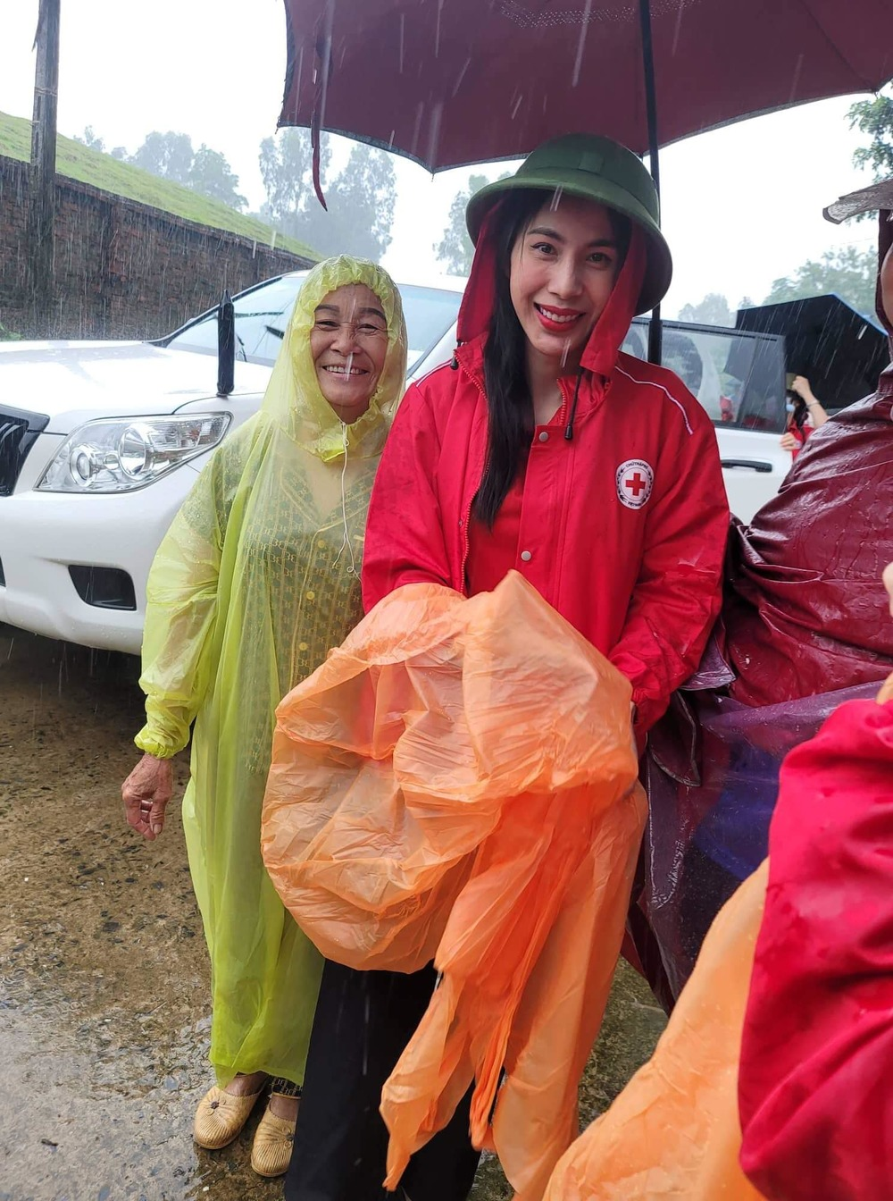 CĐM 'quay xe 360 độ' sau khi thấy hình ảnh Thủy Tiên lội nước đội mưa đi hỗ trợ miền Trung - Ảnh 5 CĐM 'quay xe 360 độ' sau khi thấy hình ảnh Thủy Tiên lội nước đội mưa đi hỗ trợ miền Trung - Ảnh 5