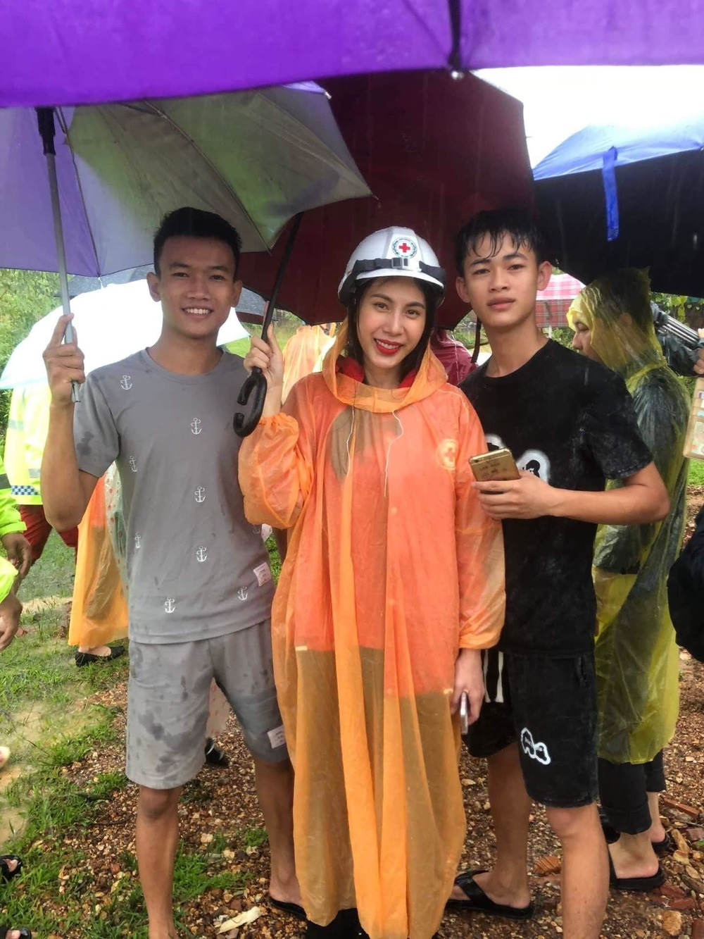 Loạt hình ảnh trong chuyến đi hỗ trợ đồng bào miền Trung được nữ ca sĩ Thủy Tiên chia sẻ trên trang cá nhân. Ảnh: Facebook