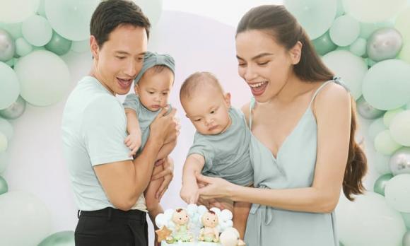 Hồ Ngọc Hà và Kim Lý cùng hai nhóc tì dễ thương. Ảnh: Facebook
