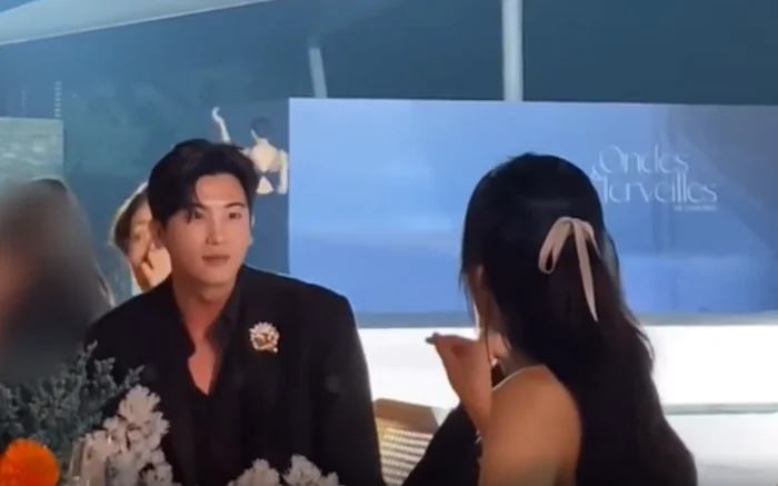 Khoảnh khắc nam tài tử dành ánh nhìn trìu mến cho đàn chị đang gây bão CDM. Ảnh: Internet