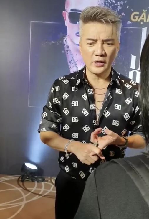 Đàm Vĩnh Hưng khéo léo từ chối khi truyền thông hỏi về quý tử. Ảnh chụp từ clip Đàm Vĩnh Hưng khéo léo từ chối khi truyền thông hỏi về quý tử. Ảnh chụp từ clip