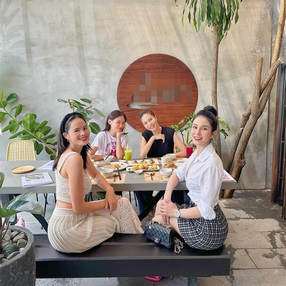 Đàm Thu Trang mới đây đã đăng tải hình ảnh hội ngộ hội chị em thân thiết, nhan sắc của 4 chân dài gây chú ý. Ảnh: Facebook