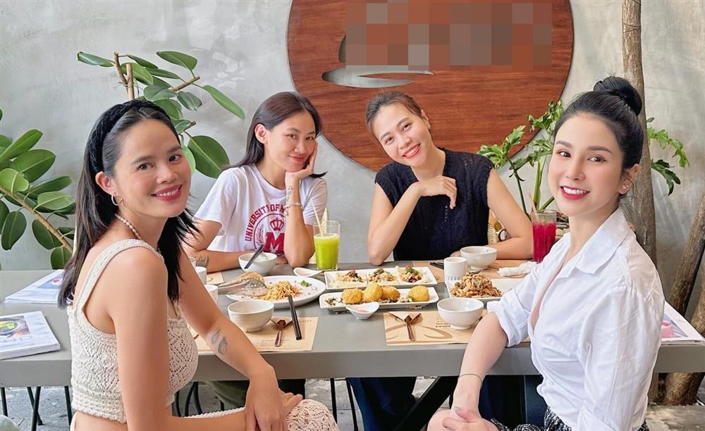 Ảnh cực hiếm khi 4 mẹ bỉm Vbiz hội ngộ, nhan sắc sau 12 năm Next Top gây bất ngờ  - Ảnh 1