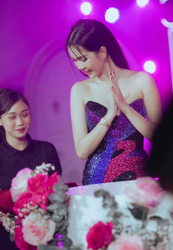 Fan Ngọc Trinh chơi lớn khi dành tặng thần tượng món quà độc đáo - Ảnh 1 Fan Ngọc Trinh chơi lớn khi dành tặng thần tượng món quà độc đáo - Ảnh 1