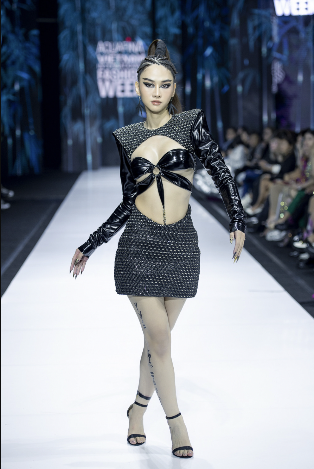 Trước đó Lê Bống gây chú ý với đôi chân ngắn và thô khi tham dự tuần lễ thời trang. Ảnh: Facebook