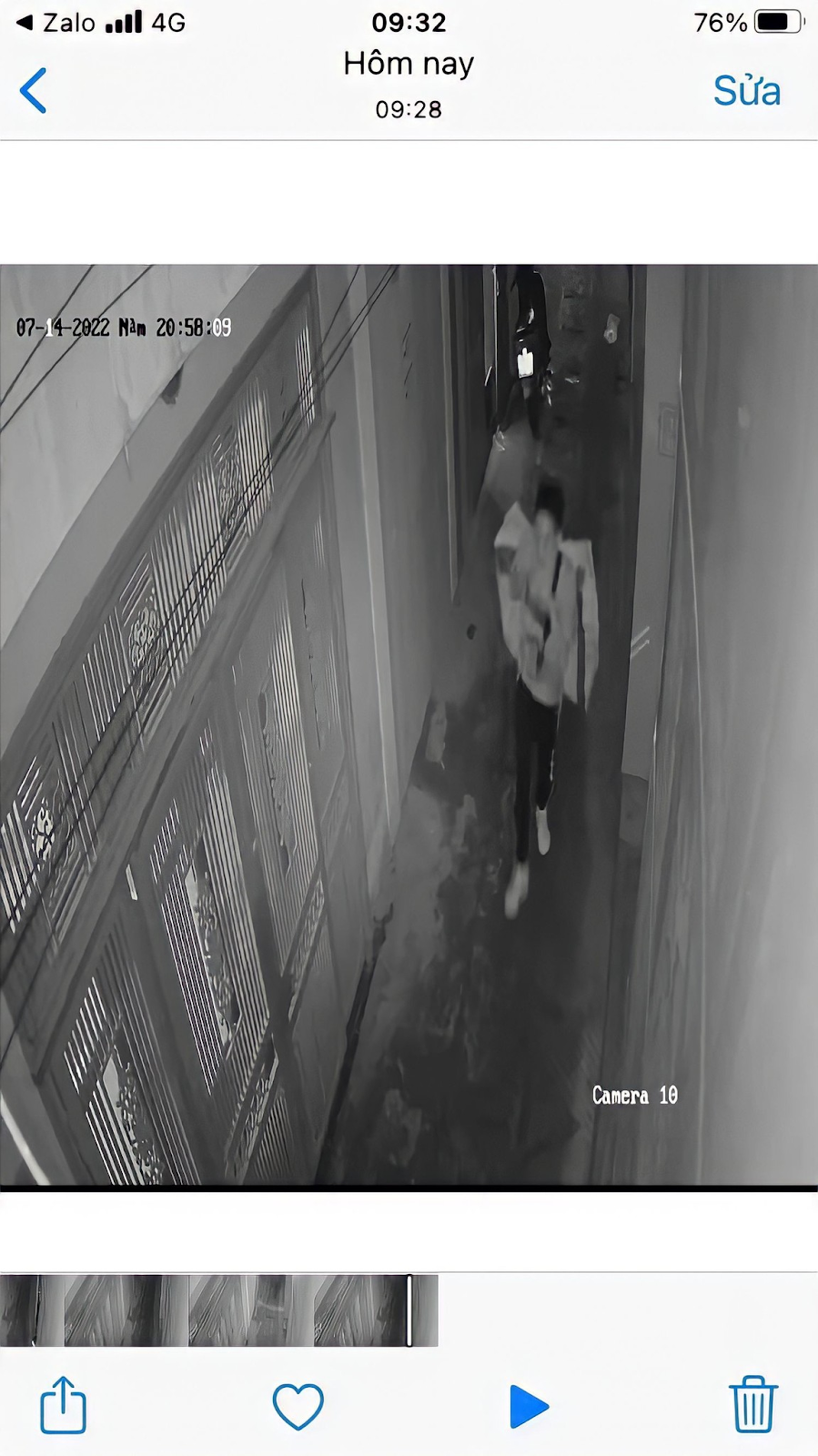 Chị gái của Lương Hải Như đăng tải hình ảnh ghi lại cảnh người yêu cũ của em gái mình vác một bao tải lớn đi ra khỏi ngõ vào ngày Lương Hải Như mất tích. Ảnh: Facebook