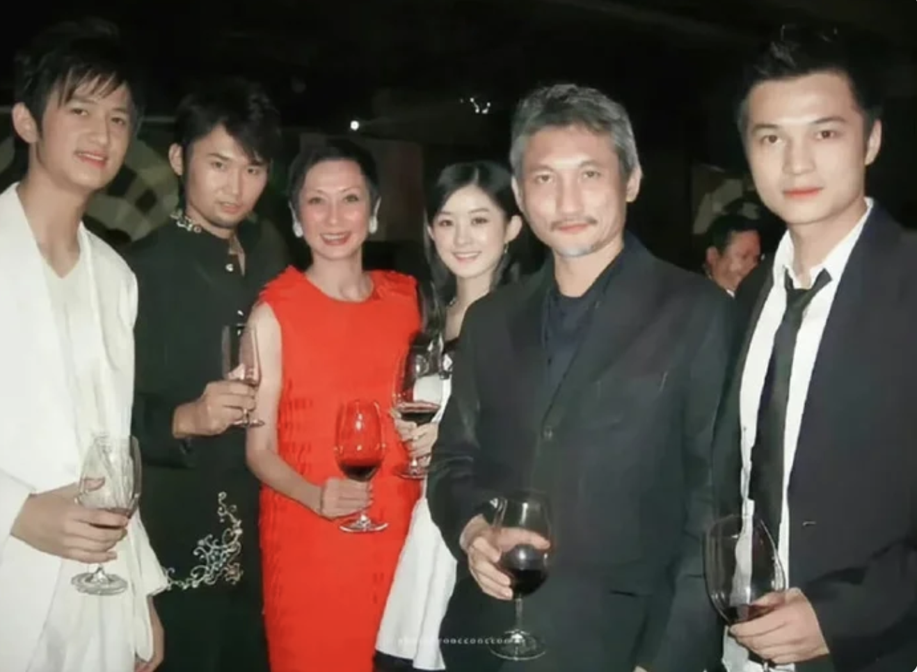 Ảnh thời 'chân ướt chân ráo' của Triệu Lệ Dĩnh có gì mà khiến dân mạng tranh cãi? - Ảnh 1