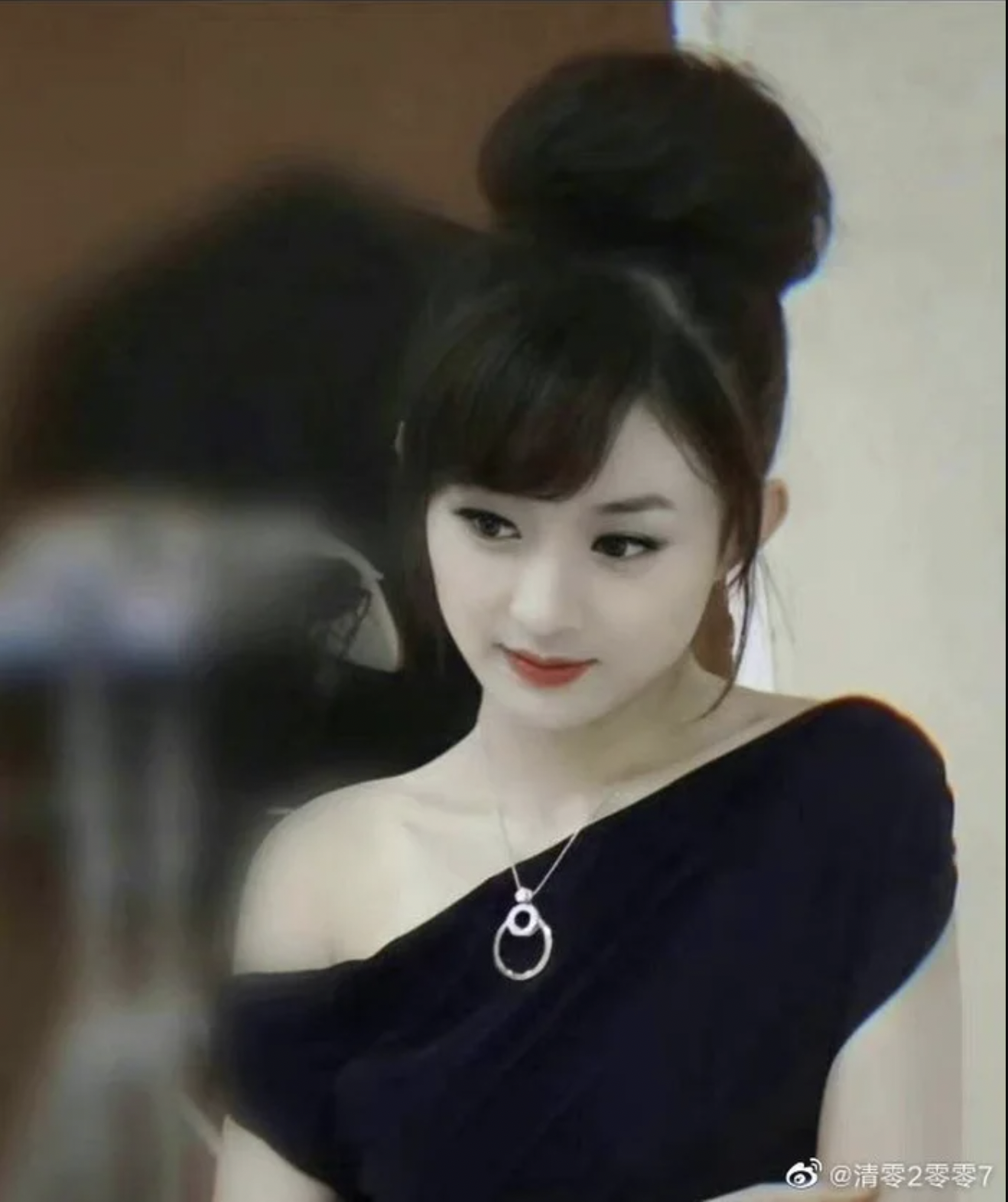 Bức ảnh khi còn trẻ thời mới vào nghề của Triệu Lệ Dĩnh đang khiến dân tình tranh cãi. Ảnh: Sina