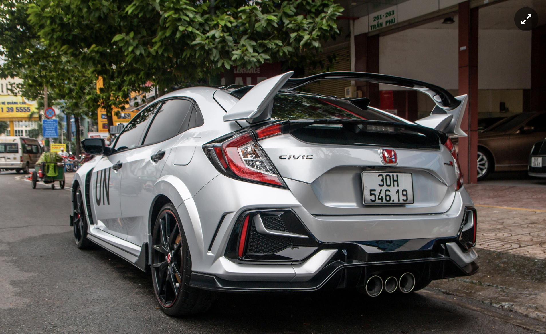 Cận cảnh chiếc Honda Civic Type R độc nhất Việt Nam của Đặng Lê Nguyên Vũ. Ảnh: Internet