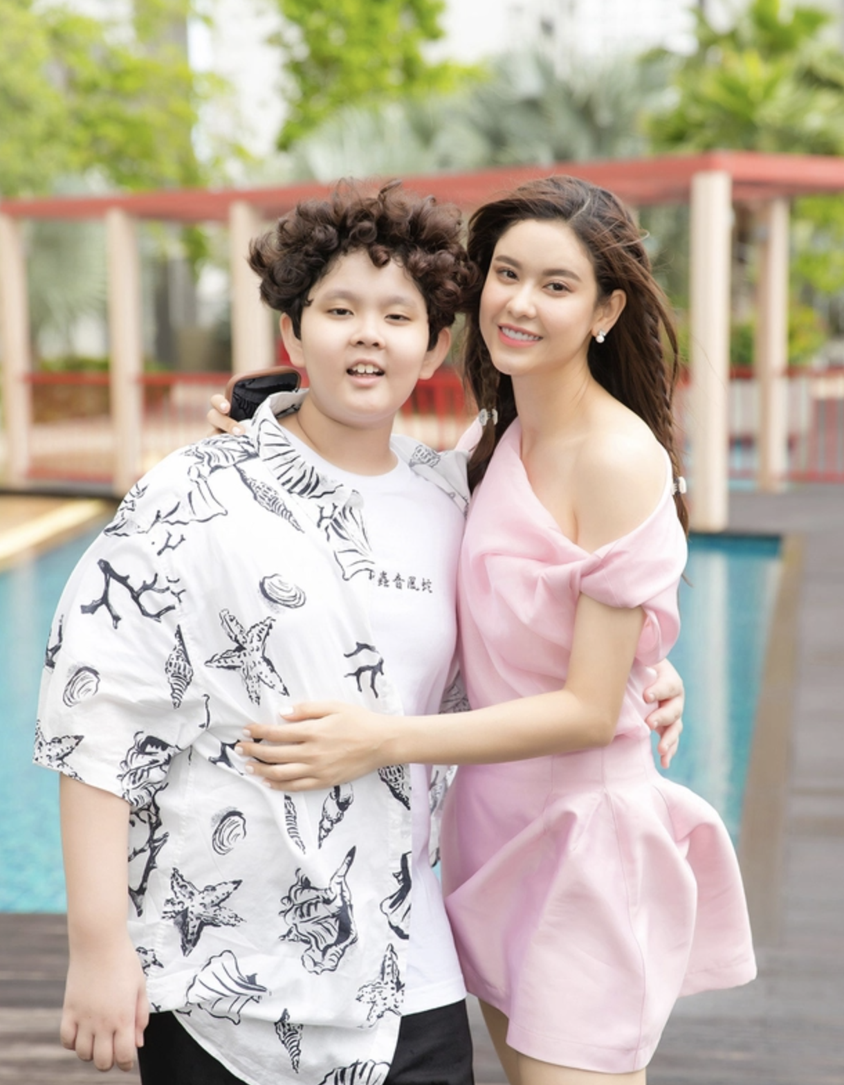 Trương Quỳnh Anh và quý tử của mình. Ảnh: Facebook
