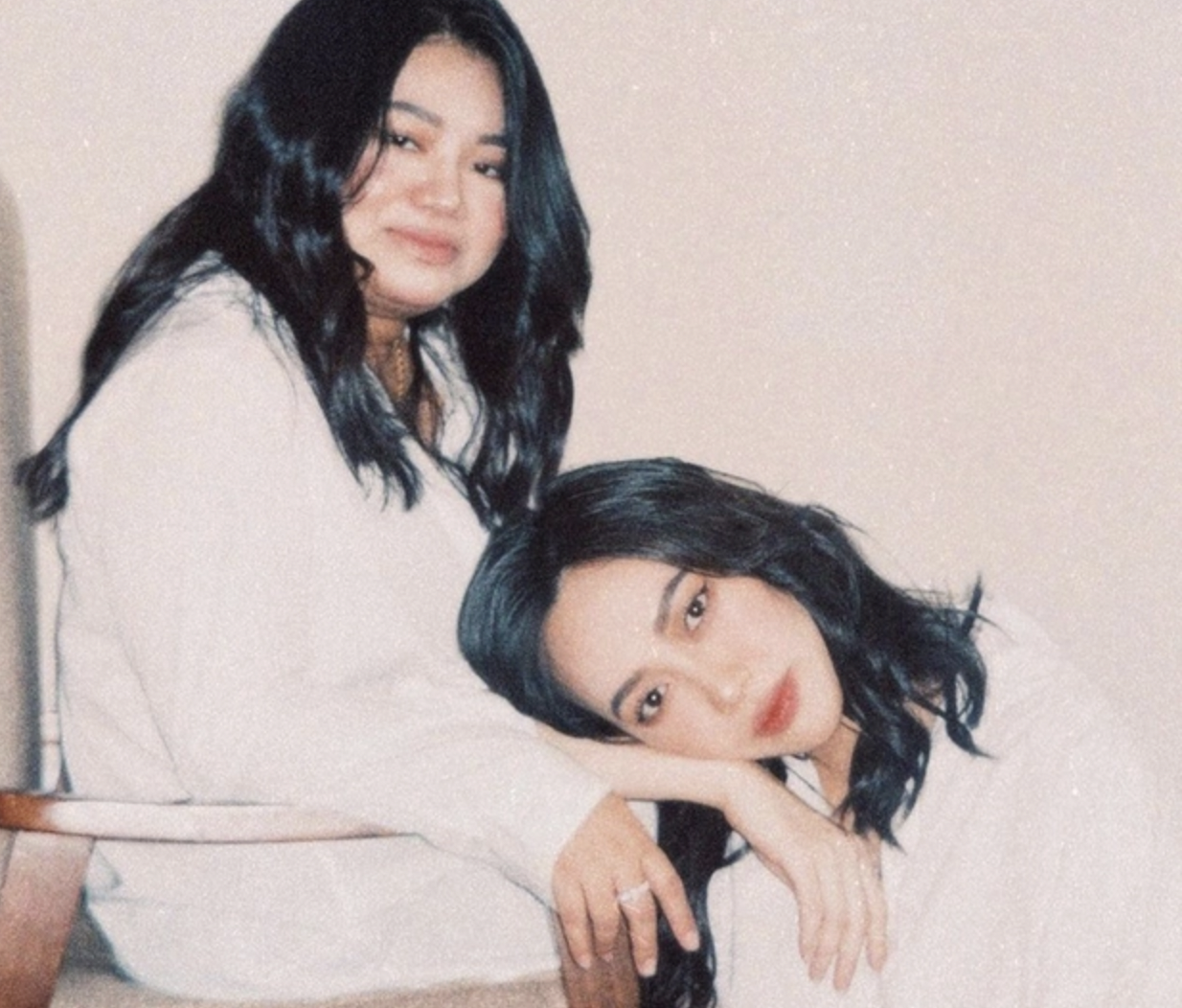 Người chị gái ruột thân thiết của Diệu Nhi là người giúp đỡ cô chuẩn bị trước thềm đám cưới. Ảnh: Internet