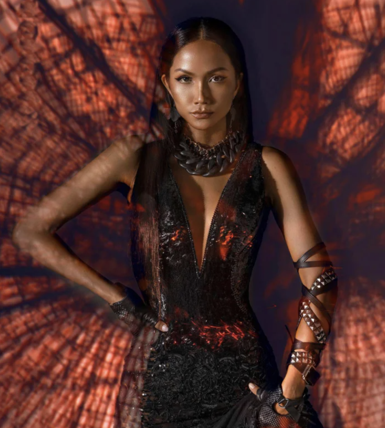 Rũ bỏ vẻ yêu kiều, H'Hen Niê hoá 'nữ hoàng Ai Cập' đầy ma mị trong loạt ảnh mới - Ảnh 1