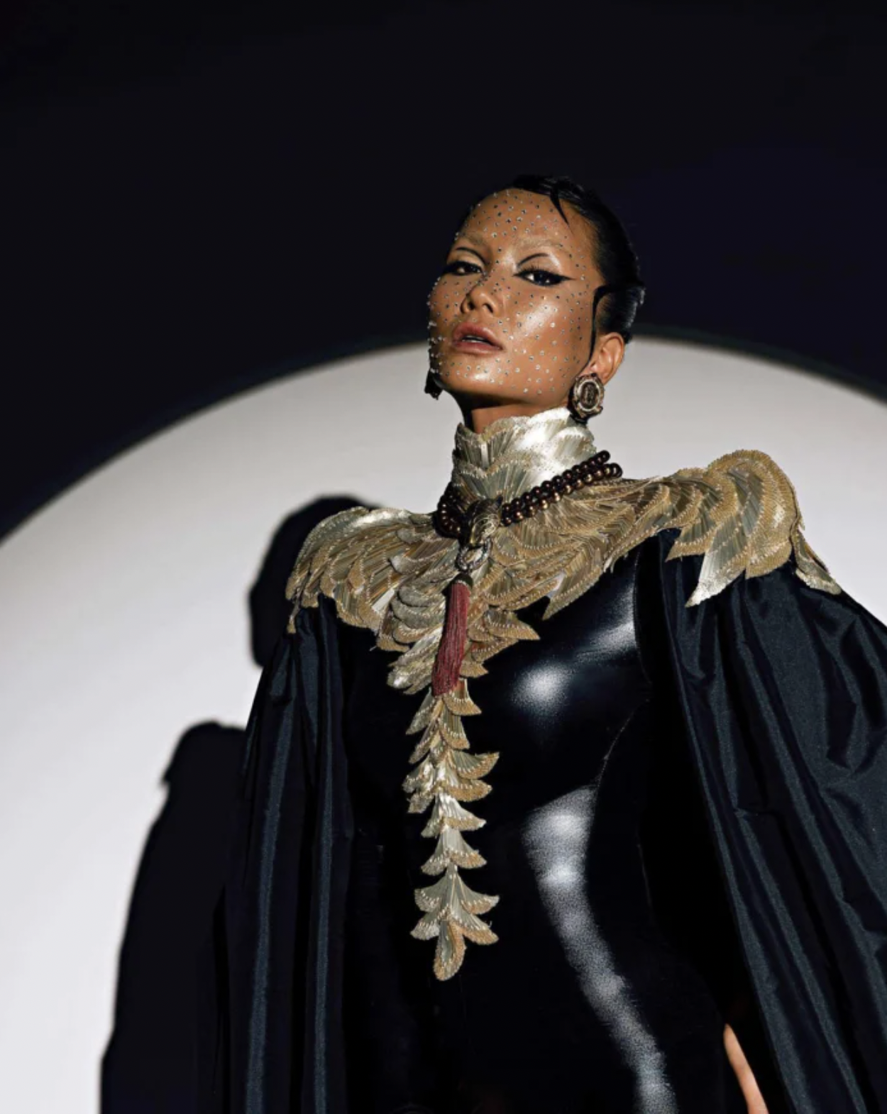 Tạo hình của H'Hen Niê khiến nhiều người liên tưởng đến hình ảnh của Nữ hoàng Ai Cập. Ảnh: Facebook