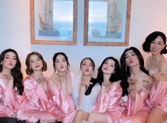 Lên đồ lộng lẫy làm phù dâu cho Diệu Nhi nhưng Ngọc Trinh hoàn toàn bị lép vế trước 2 nhân vật này - Ảnh 1 Lên đồ lộng lẫy làm phù dâu cho Diệu Nhi nhưng Ngọc Trinh hoàn toàn bị lép vế trước 2 nhân vật này - Ảnh 1