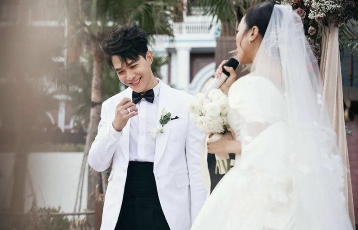 Anh Tú không khỏi xúc động khi Diệu Nhi khoe giọng hát trong lễ cưới của cả hai. Ảnh: Facebook