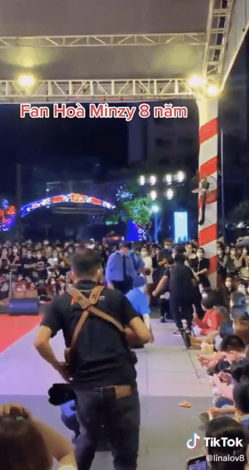 Hòa Minzy ghi điểm tuyệt đối chỉ với hành động này khi gặp được 'fan cứng' 8 năm - Ảnh 1