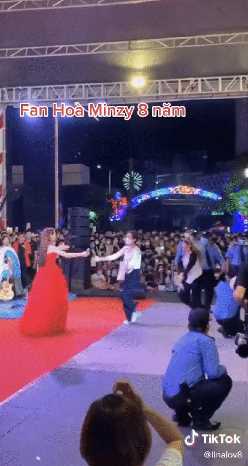 Cảnh Hoà Minzy gặp được 'fan cứng' 8 năm trong một show diễn. Ảnh cắt từ clip