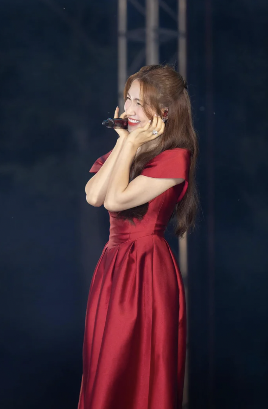 Hòa Minzy ghi điểm tuyệt đối chỉ với hành động này khi gặp được 'fan cứng' 8 năm - Ảnh 3