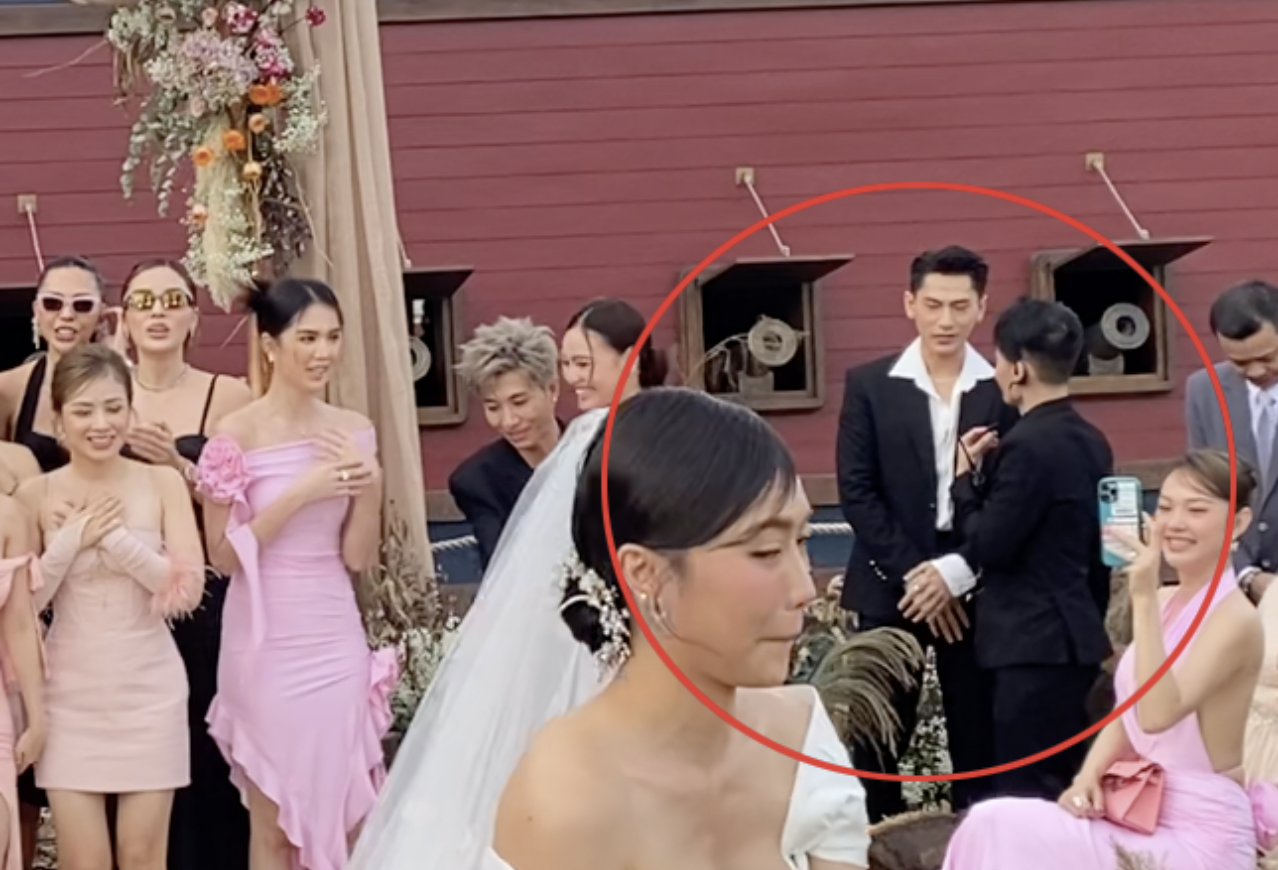 Trong khi nhiều người háo hức với màn bắt hoa cưới của Diệu Nhi thì Isaac lại lựa chọn đứng riêng một góc và từ chối nhận hoa cưới. Ảnh chụp từ clip Trong khi nhiều người háo hức với màn bắt hoa cưới của Diệu Nhi thì Isaac lại lựa chọn đứng riêng một góc và từ chối nhận hoa cưới. Ảnh chụp từ clip