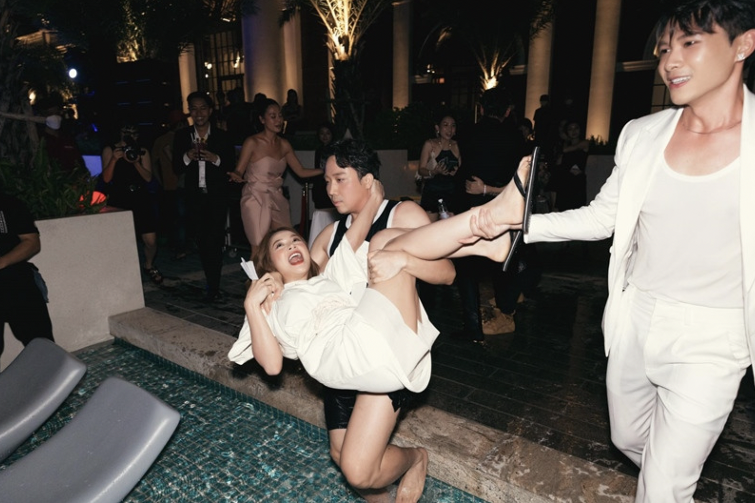 Trấn Thành thậm chí còn hào hứng bế các đồng nghiệp là Sam và Hoa hậu Kỳ Duyên xuống hồ bơi để quẩy. Ảnh: Facebook