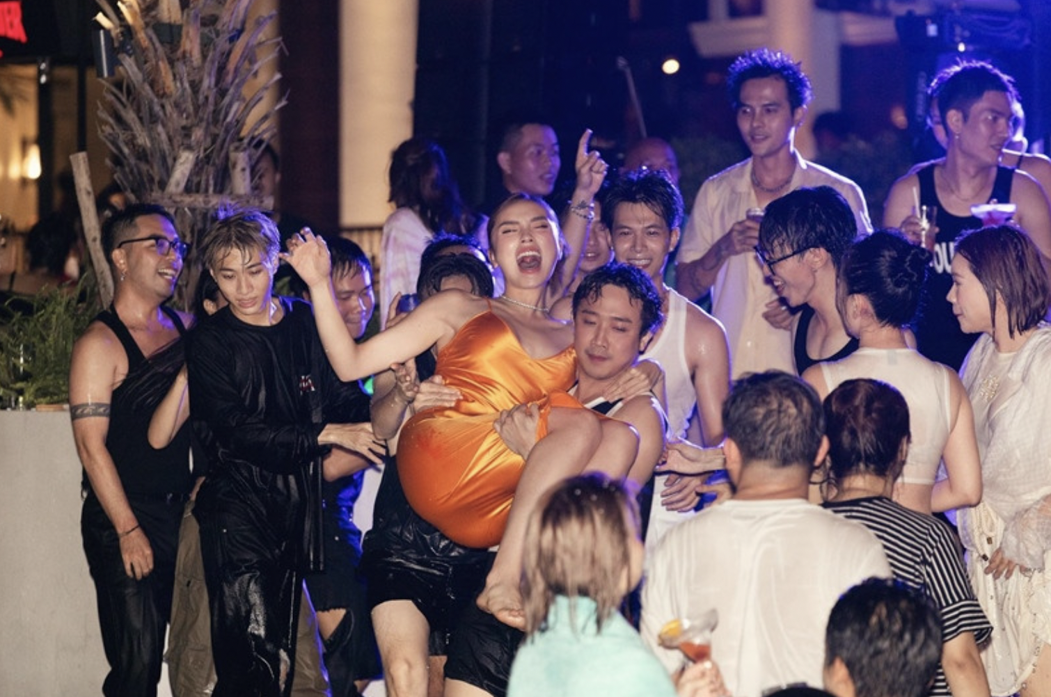 Loạt ảnh quẩy 'quên lối về' của Trấn Thành trong tiệc cưới của Diệu Nhi  - Ảnh 3