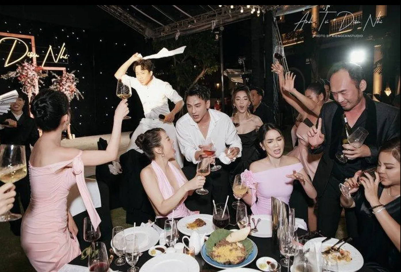 Sau đó là màn bắt đầu khởi động 'quẩy banh nóc' cùng các khách mời. Ảnh: Facebook