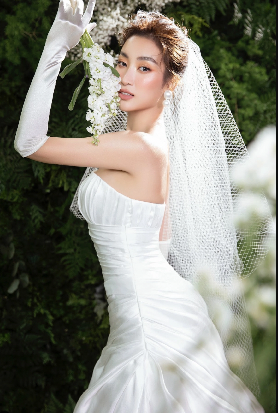 Đỗ Mỹ Linh xinh đẹp và lộng lẫy trong loạt ảnh cưới được hé lộ. Ảnh: Facebook