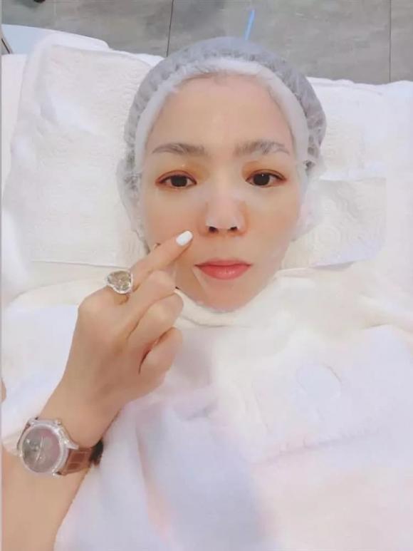 Lệ Quyên khoe canh đi chăm sóc da mặt cực kỳ sang chảnh. Ảnh: Facebook Lệ Quyên khoe canh đi chăm sóc da mặt cực kỳ sang chảnh. Ảnh: Facebook