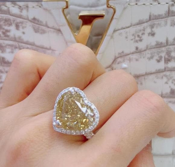 Lệ Quyên khoe ảnh chăm sóc da sang chảnh nhưng dân tình đổ dồn vào chiếc nhẫn kim cương 50 tỷ - Ảnh 2 Lệ Quyên khoe ảnh chăm sóc da sang chảnh nhưng dân tình đổ dồn vào chiếc nhẫn kim cương 50 tỷ - Ảnh 2
