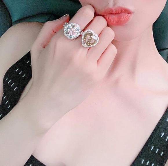 Lệ Quyên khoe ảnh chăm sóc da sang chảnh nhưng dân tình đổ dồn vào chiếc nhẫn kim cương 50 tỷ - Ảnh 3 Lệ Quyên khoe ảnh chăm sóc da sang chảnh nhưng dân tình đổ dồn vào chiếc nhẫn kim cương 50 tỷ - Ảnh 3