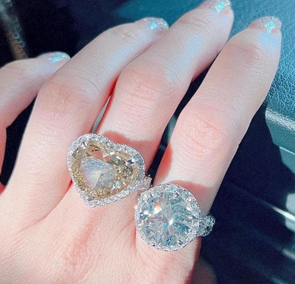 Nhưng tâm điểm của sự chú ý lại là chiếc nhẫn kim cương có giá trị siêu khủng. Ảnh: Facebook Nhưng tâm điểm của sự chú ý lại là chiếc nhẫn kim cương có giá trị siêu khủng. Ảnh: Facebook