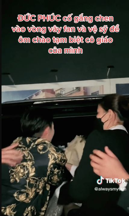 Khoảnh khắc Đức Phúc cố len vào dòng người để ôm tạm biệt Mỹ Tâm. Ảnh chụp từ clip Khoảnh khắc Đức Phúc cố len vào dòng người để ôm tạm biệt Mỹ Tâm. Ảnh chụp từ clip