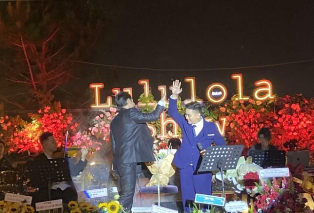 Hoài Lâm tái xuất trở lại đường đua âm nhạc bằng show diễn mới đây. Ảnh: Dân Trí Hoài Lâm tái xuất trở lại đường đua âm nhạc bằng show diễn mới đây. Ảnh: Dân Trí