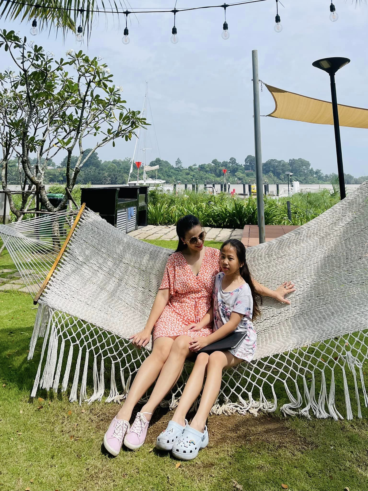 Vợ Shark Bình cùng con gái. Ảnh: Facebook