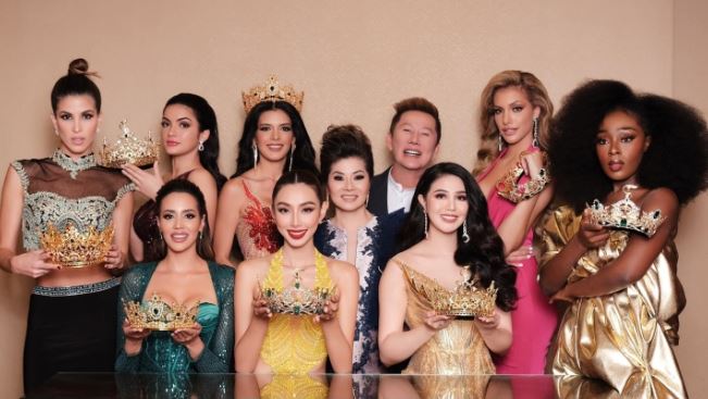 Ông Nawat xuất hiện bên cạnh các người đẹp nhân dịp kỷ niệm 10 năm Miss Grand International. Ảnh: Internet Ông Nawat xuất hiện bên cạnh các người đẹp nhân dịp kỷ niệm 10 năm Miss Grand International. Ảnh: Internet