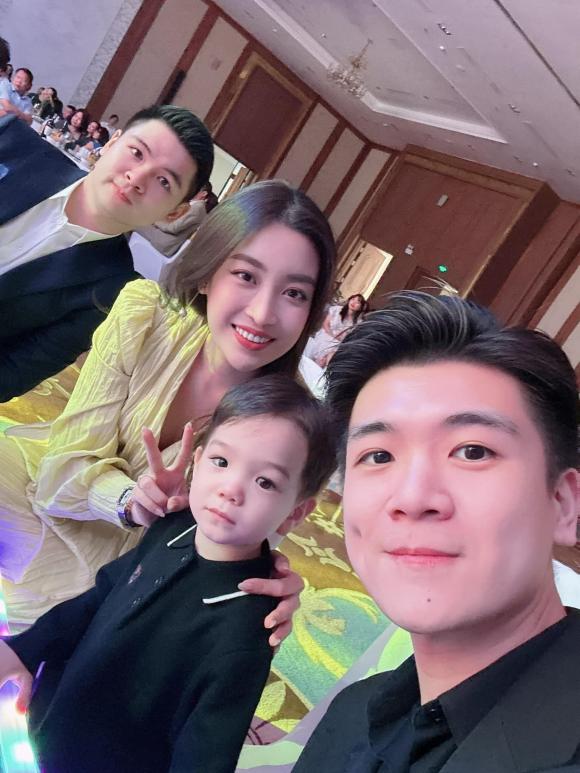 Thiếu gia cả nhà bầu Hiển chụp ảnh cùng em trai và em dâu trong lễ cưới. Ảnh: Facebook Thiếu gia cả nhà bầu Hiển chụp ảnh cùng em trai và em dâu trong lễ cưới. Ảnh: Facebook