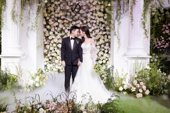 Hoa hậu Đỗ Mỹ Linh và ông xã thiếu gia Đỗ Vinh Quang. Ảnh: Facebook Hoa hậu Đỗ Mỹ Linh và ông xã thiếu gia Đỗ Vinh Quang. Ảnh: Facebook