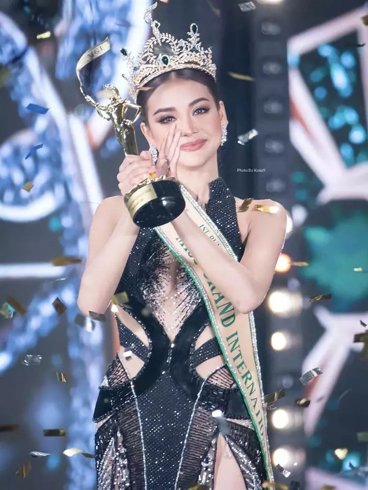 Á hậu 1 liên tục chiếm spotlight, lấn lướt hoa hậu. Ảnh: Internet Á hậu 1 liên tục chiếm spotlight, lấn lướt hoa hậu. Ảnh: Internet