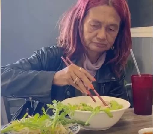 Cựu ca sĩ Kim Ngân khiến nhiều người ngỡ ngàng với diện mạo mới sau tháng ngày lang thang xin ăn - Ảnh 3 Cựu ca sĩ Kim Ngân khiến nhiều người ngỡ ngàng với diện mạo mới sau tháng ngày lang thang xin ăn - Ảnh 3