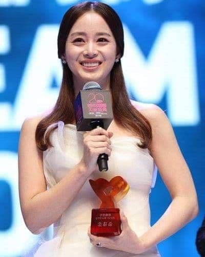 Giật mình trước gương mặt lão hóa và kém sắc của Kim Tae Hee - Ảnh 2 Giật mình trước gương mặt lão hóa và kém sắc của Kim Tae Hee - Ảnh 2