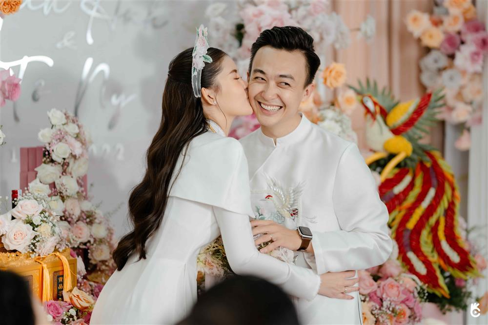 Những hình ảnh hạnh phúc của Lê Âu Ngân Anh và ông xã. Ảnh: Facebook